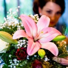 Frau mit Blumenarrangement