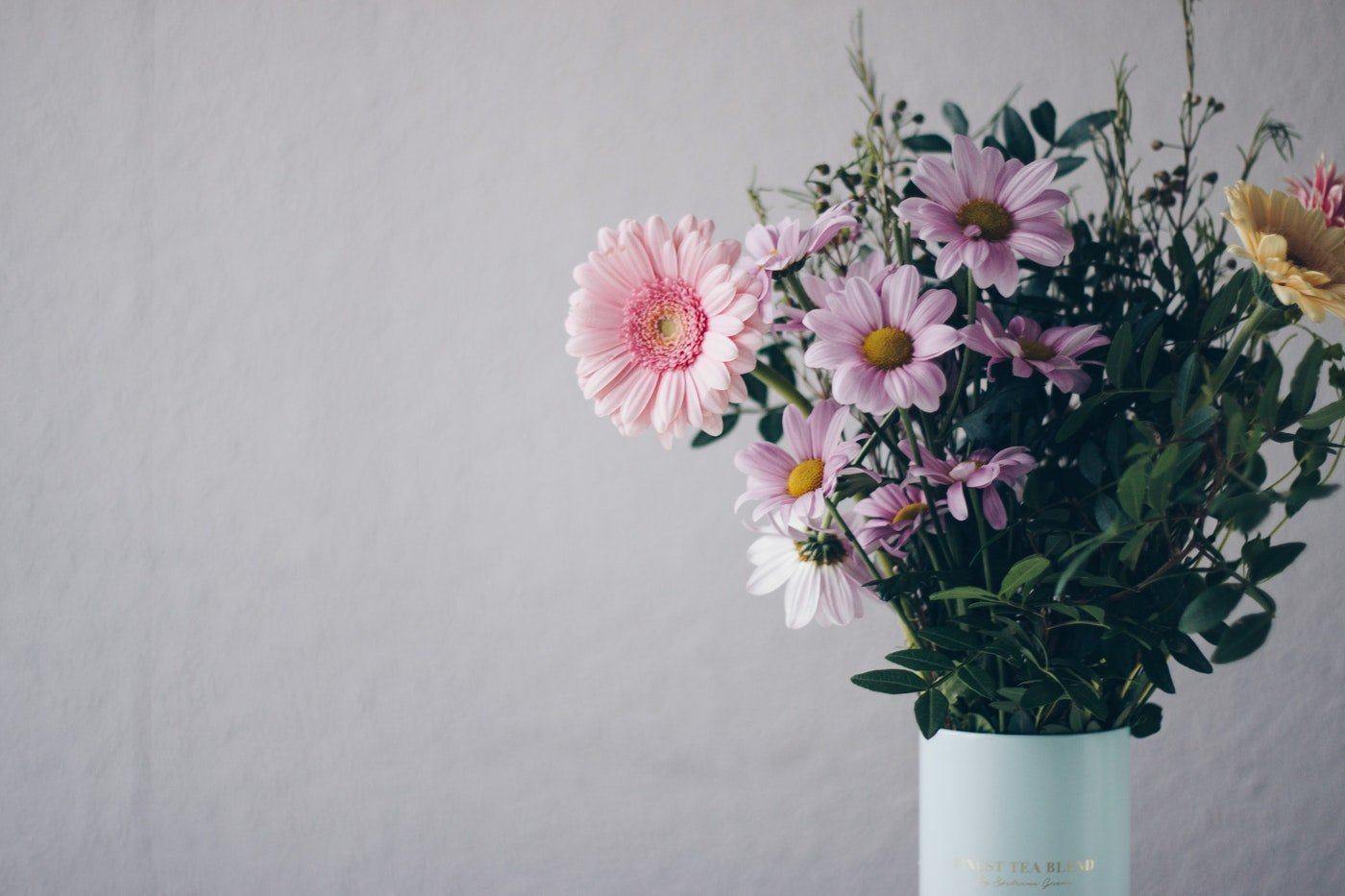 ramo de flores en taza blanca - el mejor tipo de flores para todas las ocasiones