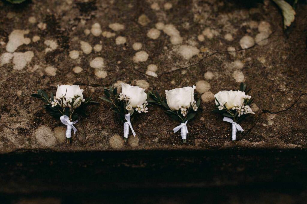 quattro boutonnieres bianche - che tipo di fiori prendere per i matrimoni