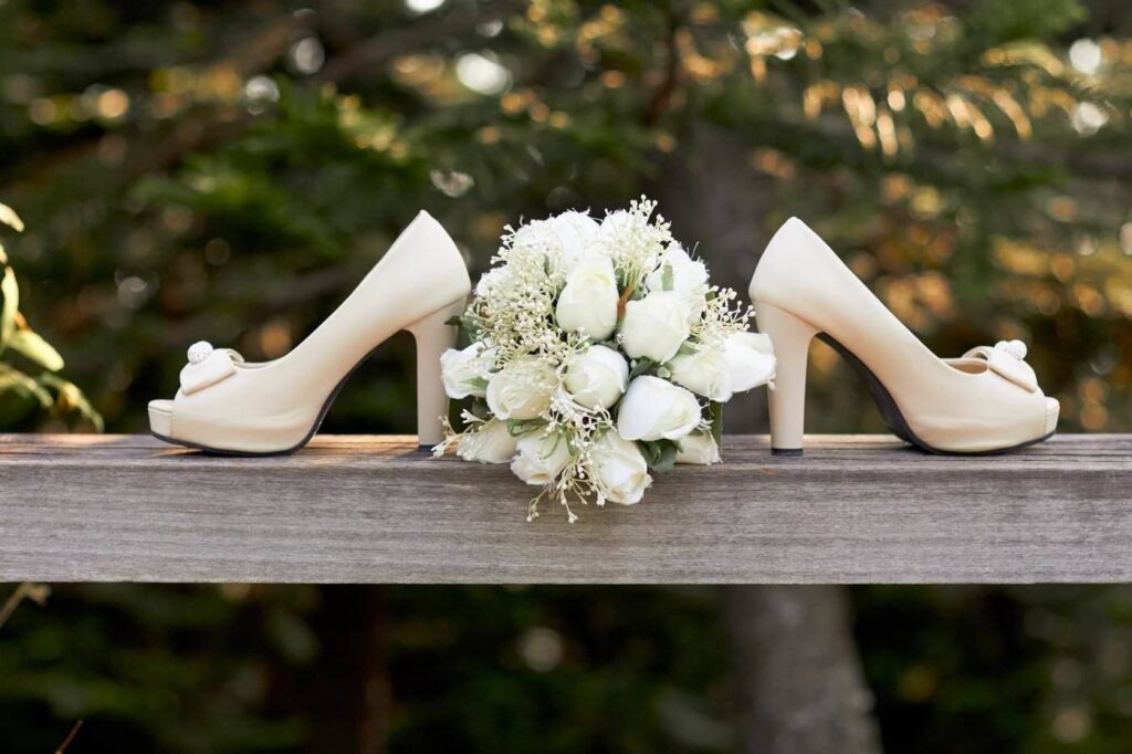 scarpe bianche e bouquet da sposa - che tipo di fiori prendere per i matrimoni