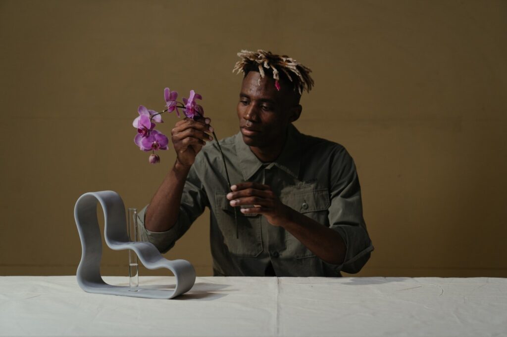 hombre arreglando orquídeas - cómo escribir un currículum para un trabajo de florista