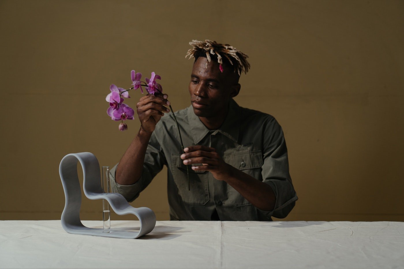 homme arrangeant une orchidée - comment rédiger un c.v./cv pour un emploi de fleuriste