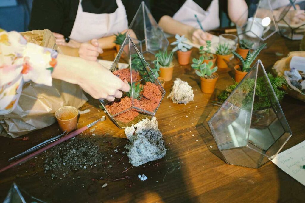 les personnes qui font de succulents arrangements - comment choisir une école de fleuristes