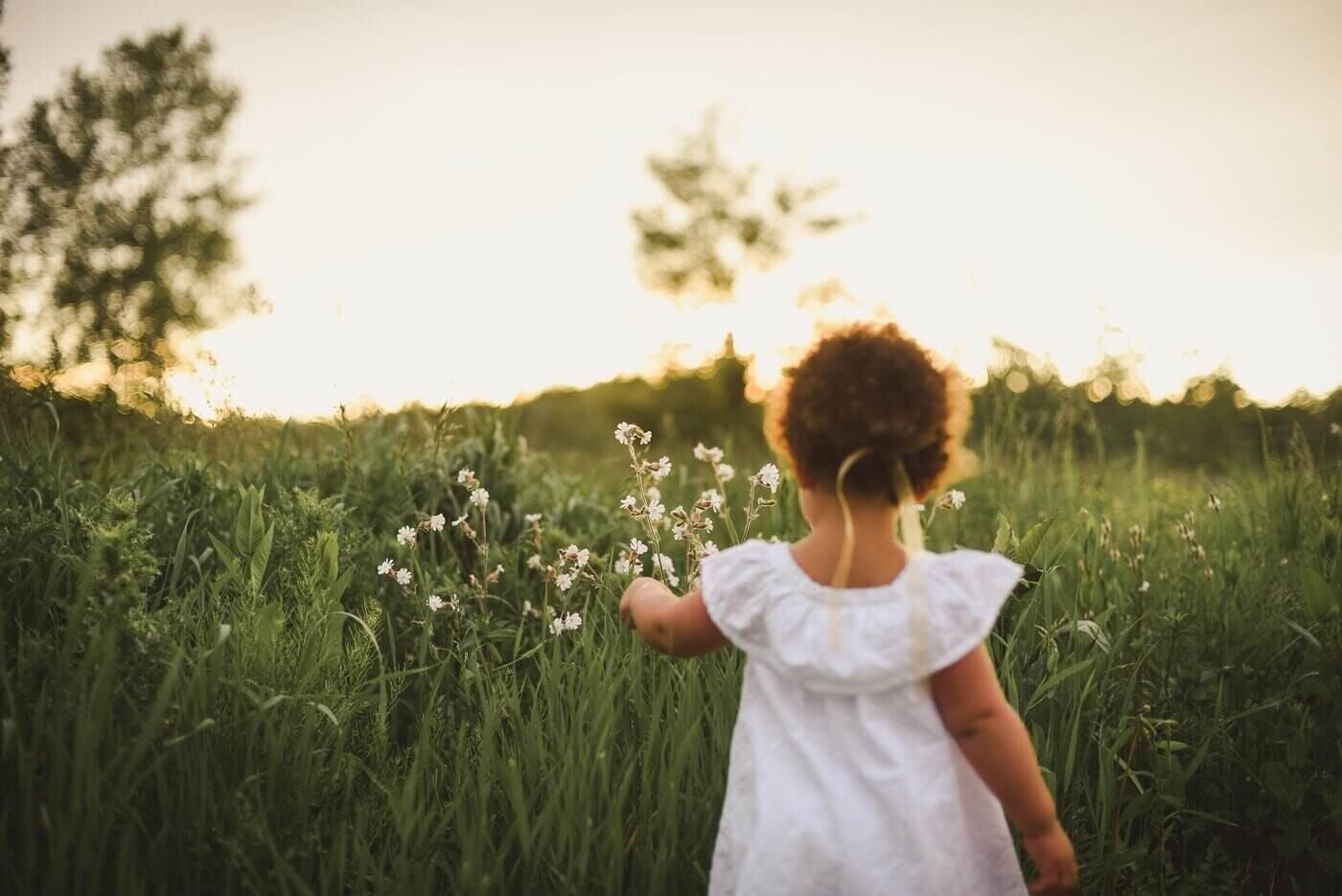 bambino nel prato con i fiori - insegnare al vostro bambino l'alfabeto mentre si impara sui fiori